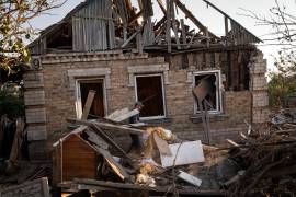 Un hombre retira escombros de los restos de su vivienda tras un ataque ruso contra Zaporiyia, Ucrania, el 2 de agosto de 2026.