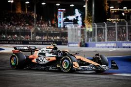 El británico Lando Norris de McLaren en acción durante el Gran Premio de Singapur, en el circuito Marina Bay.