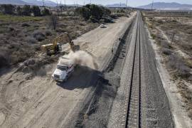 Trabajan junto a vías existentes a un costado de la carretera Saltillo-Zacatecas.