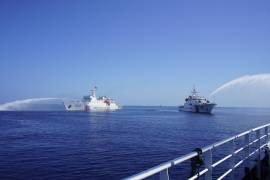 Barcos de la Guardia Costera china disparan cañones de agua durante un encuentro con un barco del gobierno filipino en su camino hacia el atolón de Scarborough en el mar de la China Meridional, el 9 de diciembre de 2023.