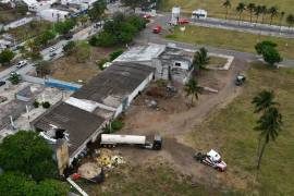 Elementos de la Secretaría de Marina y agentes de la FGR aseguraron una cantidad importante de combustible almacenado en bidones y resguardados en una bodega en Boca del Río, Veracruz.