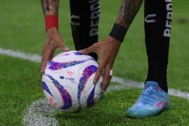 ARCHIVO.- Balón oficial “Voit Tempest” durante el partido Atlas vs Cruz Azul correspondiente a la Jornada 01 del Torneo Apertura 2023.