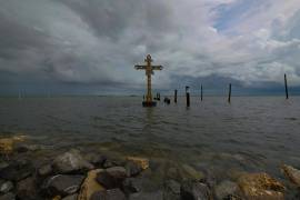 Una cruz erigida en Shell Beach en memoria de los residentes de St. Bernard Parish, Luisiana, que murieron después del huracán Katrina en 2005, antes de que el huracán Ida toque tierra en Nueva Orleans.