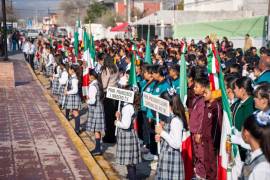 Autoridades y alumnos entonan el Himno Nacional en honor a la Carta Magna.