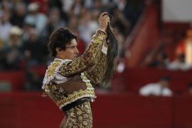 El torero peruano Andrés Roca Rey se convirtió en el gran triunfador de la cuarta corrida de la Feria del Aniversario en La Plaza México, al cortar cuatro orejas y un rabo ante toros de Xajay.