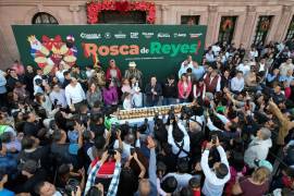 El gobernador Manolo Jiménez Salinas y Paola Rodríguez López encabezaron el reparto de la Rosca de Reyes con la que concluyeron las actividades de Villamagia en Coahuila.