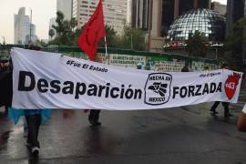 Durante una reunión celebrada esta tarde en Palacio Nacional, madres y padres de los 43 normalistas desaparecidos de Ayotzinapa solicitaron a la presidenta Claudia Sheinbaum la destitución del fiscal del caso, Rosendo Gómez Piedra, por presuntos actos de corrupción.