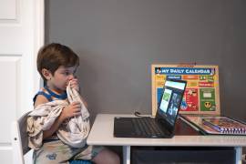 Logan Strauss, de 5 años, participa en una clase en línea desde su casa en Basking Ridge, Nueva Jersey. AP/Mark Lennihan