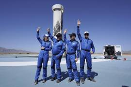 Los más recientes pasajeros espaciales del cohete New Shepard de Blue Origin, de izquierda a derecha Audrey Powers, William Shatner, Chris Boshuizen y Glen de Vries, levantan la mano mientras hablan a la prensa en el puerto espacial cerca de Van Horn, Texas. AP/LM Otero