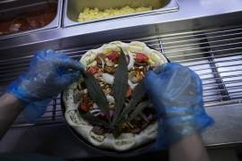 The Pizza Company, una gran cadena tailandesa de comidas rápidas, está promocionando su “pizza loca feliz”, un producto cubierto con una hoja de cannabis. Es legal, pero no te droga. AP/Sakchai Lalit