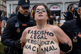 Semi desnudas, activistas de Femen irrumpen en un acto pro Franco en Madrid