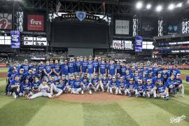 Los Dodgers de Los Ángeles celebran su título del Oeste de la Nacional tras vencer a los Diamondbacks en Phoenix.