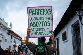 La FGE de Querétaro solicitó prisión para una niña de 14 años de edad tras acusarla de homicidio por un aborto espontáneo, resultado de un abuso contra su persona. Asimismo, pidió una compensación de daños, con valor de más de medio millón de pesos, para el ‘padre’ del producto.