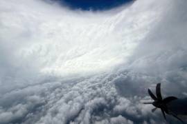 Fotografía cedida por la Fuerza Aérea de EU fechada el 27 de octubre de 2025 que muestra el huracán Melissa durante un sobrevuelo de la tripulación de la Reserva del 53.º Escuadrón de Reconocimiento Meteorológico, conocidos como los ‘cazahuracanes’.