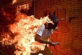 World Press Photo 2018: Fotografía de un venezolano envuelto en llamas es la ganadora