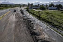 Los daños a la carpeta asfáltica complican el tránsito por la zona.