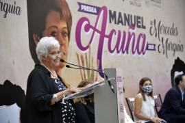 Entrega de la presea Manuel Acuña, a la pintora Mercedes Murguía, por su labor en las artes pictoricas como el muralismo. El premio fue entregado por parte del alcalde Manolo Jimenez, en el recinto Centro Cultural Vito Alessio Robles.