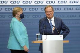 Comicios. La canciller Angela Merkel, de pie junto al gobernador Armin Laschet, principal candidato de la Unión Demócrata Cristiana, tras las elecciones para el Parlamento alemán.