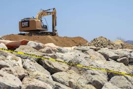 La empresa Dine continua los trabajos de un complejo turístico con obras llevadas a cabo en zona federal marítima-terrestre en playa Las Cocinas pese a las protestas de los defensores del territorio en Punta Mita.