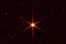 En esta imagen proporcionada por la NASA se ve la estrella 2MASS J17554042+6551277, usada para alinear los espejos del Telescopio Espacial James Webb, con galaxias y estrellas rodeándola. NASA/STScI