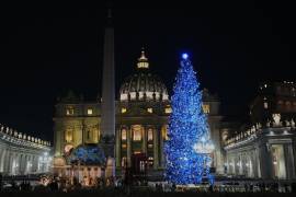 Un abeto del valle de Ultimo, en el Tirol del Sur, Italia, se ilumina como árbol de Navidad junto con un Nacimiento en la Plaza de San Pedro del Vaticano.