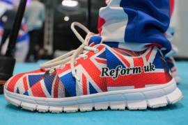 Un miembro del partido lleva zapatos con los colores de la bandera británica en la conferencia anual de Reform UK en el National Exhibition Centre en Birmingham, Inglaterra.