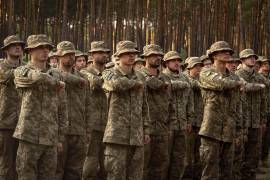 Soldados recién reclutados de la 3.ª Brigada de Asalto de Ucrania corean consignas en una base militar cerca de Kiev, Ucrania, el lunes 25 de septiembre de 2023.