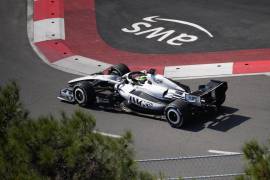 Sergio Pérez terminó 17 y 13 con Cadillac durante las prácticas del GP de Azerbaiyán, en una jornada dominada por George Russell.