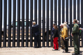 Trump dice que el muro ha detenido a inmigrantes y al virus