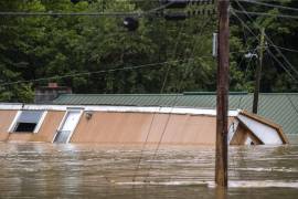 Las casas se inundan en Lost Creek, Kentucky. El gobernador de Kentucky, Andy Beshear, dice que es una de las peores inundaciones en la historia del estado.