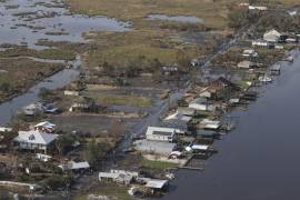 Desastre. El Presidente recorrió el viernes las zonas de Luisiana más devastadas por el huracán y prometió ayuda para los damnificados.