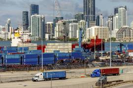 El presidente Trump ha afirmado que los aranceles beneficiarán al sector manufacturero estadounidense y crearán empleos en fábricas, aunque muchos economistas han cuestionado estas afirmaciones.