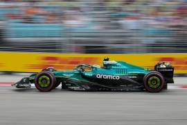 Fernando Alonso sorprendió al liderar la FP1 en Singapur, mientras que el novato Isack Hadjar se colocó segundo en la FP2, robándose los reflectores en Marina Bay.