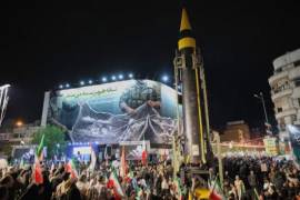 La Guardia Revolucionaria iraní exhibe un misil balístico durante una manifestación progubernamental en la plaza Enqelab, en el centro de Teherán.