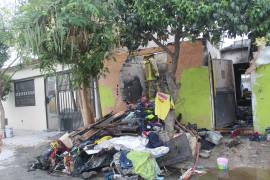 Dos recámaras resultaron con afectaciones estructurales, mientras personal de Protección Civil recomendó desalojar el inmueble.