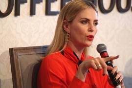 Armar a los maestros en EU es una idea “indignante”, dice Charlize Theron