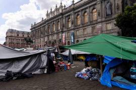 Las lonas se extienden a lo largo y ancho de las vialidades y, aunque se muestran campamentos más robustecidos, ya no son equiparables a los primeros días de iniciada la huelga.