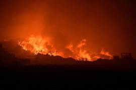 El fuego consumió grandes cantidades de residuos acumulados en el tiradero.