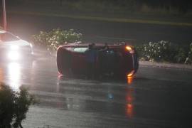 La volcadura de un Chevrolet Aveo se registró luego de que su conductor no lograra evitar los bloques de concreto desplazados tras el primer choque, los cuales funcionaron como rampa.