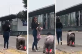 ¿Qué habrá hecho?, mujer obliga a su novio a caminar como perro (video)