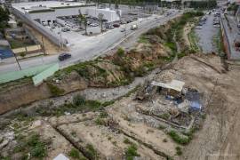 El desarrollo urbano en torno a afluentes ha provocado tapones que generan mayores riesgos de inundación.