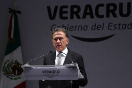 Yunes presenta plan contra crisis en Veracruz; no cobrará sueldo dos meses