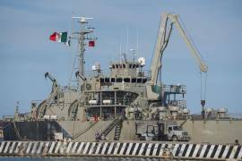 La embarcación Isla Holbox BAL-02 perteneciente a la Secretaría de Marina (SEMAR) realiza labores de carga en el puerto de Veracruz para el envío de ayuda humanitaria destinada a Cuba, acción anunciada previamente por la presidenta Claudia Sheinbaum, Los insumos se encuentran empaquetados en cajas debidamente embaladas, las cuales son trasladadas mediante vehículos de carga y equipo especializado maniobrado por elementos de La Marina.