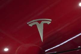 El logotipo de coches Tesla en el Salón del Automóvil de París, el 14 de octubre de 2024. FOTO: