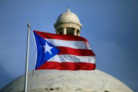La bandera de Puerto Rico ondea frente al Capitolio, en San Juan, Puerto Rico.