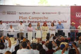 ”Gracias, gracias”, respondió la mandataria a bordo de su camioneta a su llegada al CBTIS que inauguró en las afueras de Mérida.