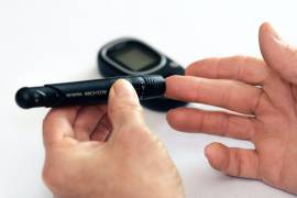Un paciente con diabetes utilizando un glucómetro.