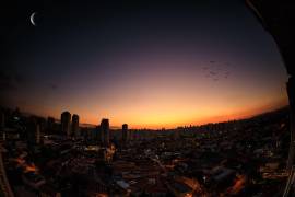 Pese al mito popular de las doce horas idénticas de luz y oscuridad en el equinoccio, la simetría entre el día y la noche no se produce de forma exacta.