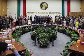 Blanca Yassahara Cruz García, Frida Denisse Gómez Puga, y Arturo Manuel Chávez López, tomaron protesta como nuevos consejeros del INE el pasado 22 de abril, durante sesión extraordinaria. FOTO: Cuartoscuro