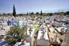 La normativa mantiene la prohibición de bebidas alcohólicas en los panteones, aplicando sanciones administrativas a quienes la incumplan.